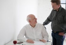 Apple's AI Leadership Shifts: New Talent In, Key Exec Out Amidst Tech Race image